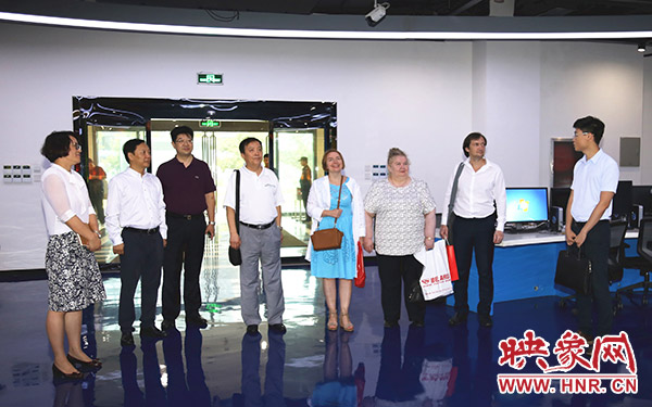 白俄罗斯新闻代表团考察河南广播电视台“新闻岛” 白俄罗斯新闻代表团考察河南广播电视台“新闻岛”