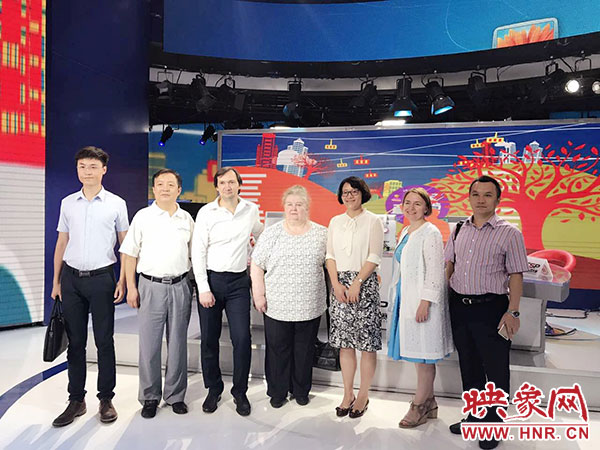 白俄罗斯新闻代表团考察河南广播电视台“新闻岛” 白俄罗斯新闻代表团考察河南广播电视台“新闻岛”