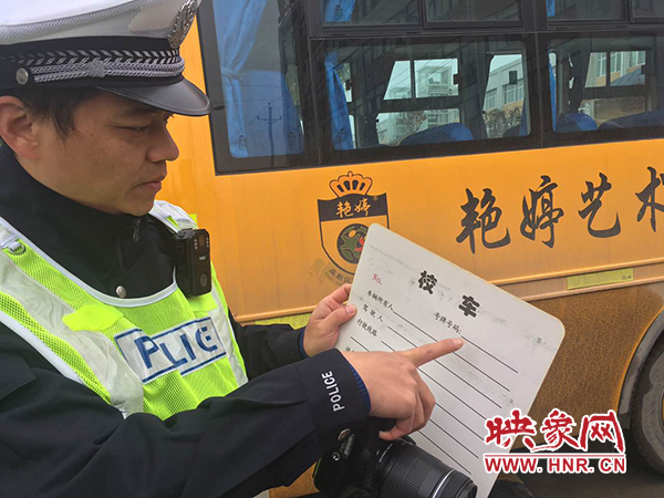 交警查处黑校车 交警查处黑校车