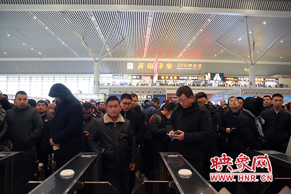 昨日因全国大面积降雪导途经郑州东站部分高铁晚点停运