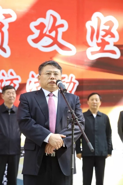 省委宣传部副部长、省新闻出版广电局局长朱夏炎宣布《打赢脱贫攻坚战》大型采访活动正式启动。
