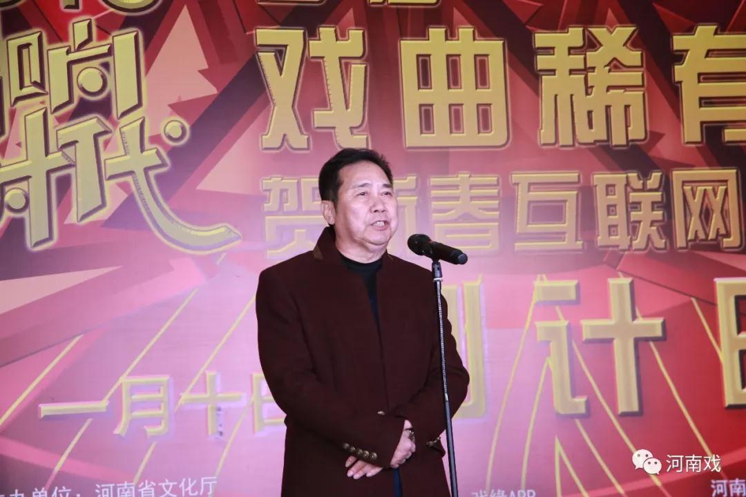 中国戏剧家协会副主席、河南豫剧院院长李树建介绍活动概况