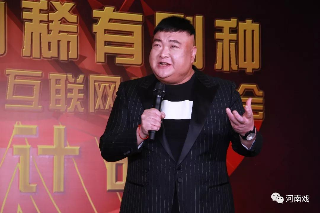 中国曲艺家协会副主席、著名相声表演艺术家范军作为艺术家代表致辞，并演唱稀有剧种太康道情《王金豆借粮》