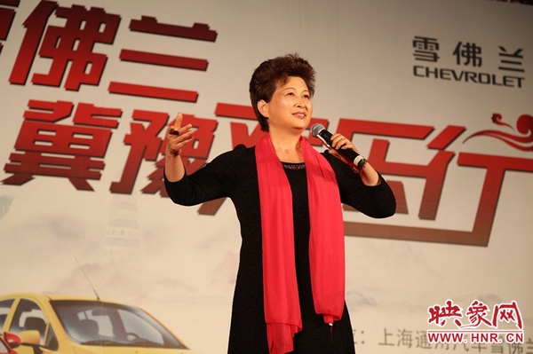 张春荣演唱的《香魂女》选段，博得观众阵阵掌声。