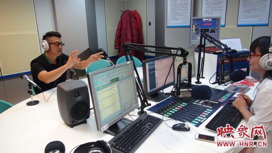 Ooing开始前白燕升与媛媛进行节目交流