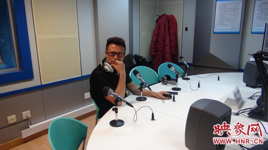 白燕升对着摄影师做搞怪表情