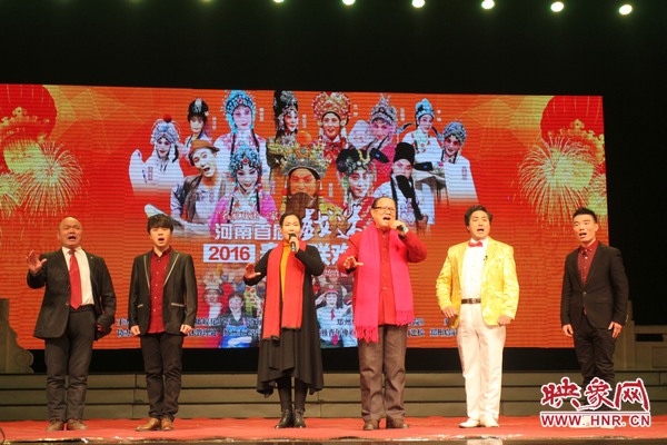 豫剧名家贾廷聚带领戏迷们演唱《三哭殿》选段