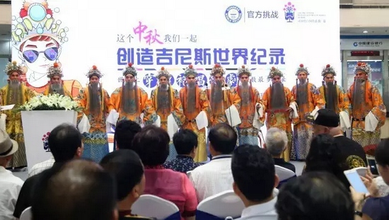 新闻发布上唐派弟子（部分）齐唱唐派代表剧目《三哭殿》选段