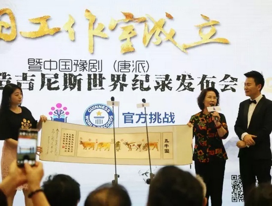 著名豫剧表演艺术家虎美玲为了本次新闻发布会特地从海南赶回郑州并赠予月阳“五牛图”一幅