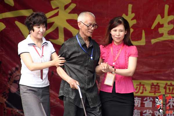 曲剧宗师·一代名伶朱六来先生纪念碑落成