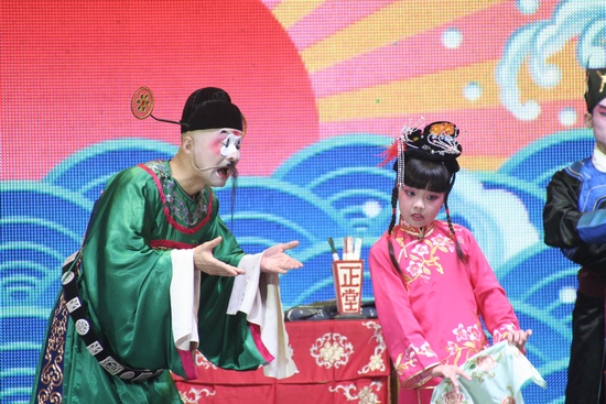 张仙草（左） 孟雅萱（右）