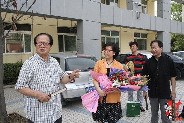 左起:著名豫剧表演艺术家贾庭聚、河南电台戏曲广播总监木子、唐派再传弟子郭志成等待看望马云玲女士 左起:著名豫剧表演艺术家贾庭聚、河南电台戏曲广播总监木子、唐派再传弟子郭志成等待看望马云玲女士