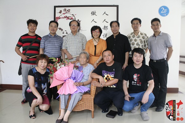 著名豫剧表演艺术家贾庭聚（后左三）与众弟子及河南电台戏曲广播总监木子（后中）、戏曲广播品牌部主任月阳