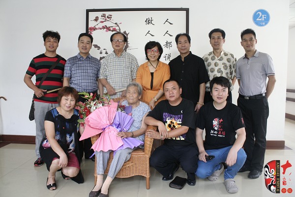 著名豫剧表演艺术家贾庭聚(后左三)与众弟子及河南电台戏曲广播总监木子(后中)、戏曲广播品牌部主任月阳 著名豫剧表演艺术家贾庭聚(后左三)与众弟子及河南电台戏曲广播总监木子(后中)、戏曲广播品牌部主任月阳