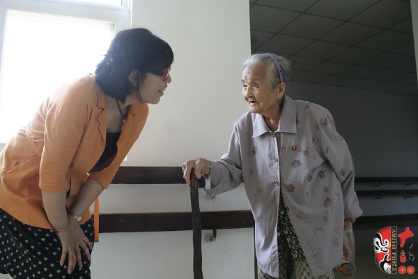 非常有爱心的河南电台戏曲广播总监木子问候其他老人