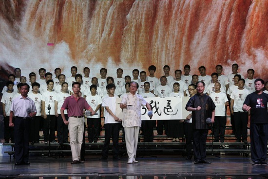 著名表演艺术家、唐派传人贾廷聚（中），率众弟子演唱唐派经典名段《还我河山》