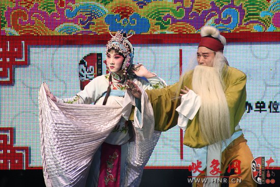方方（左）李亚军（右）演唱《跑汴京》选段