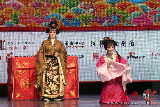 刘艳丽（右）与尚小双（左）表演曲剧《拷红》选段