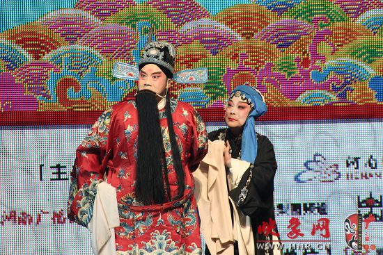 张派传人郭秋芳（右）与刘俊卿（左）演唱曲剧《秦香莲》选段