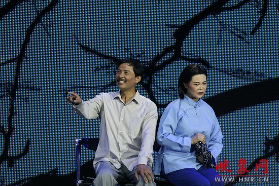 刘海功（左）王清平（右）表演经典豫剧《倒霉大叔的婚事》选段——月下相会