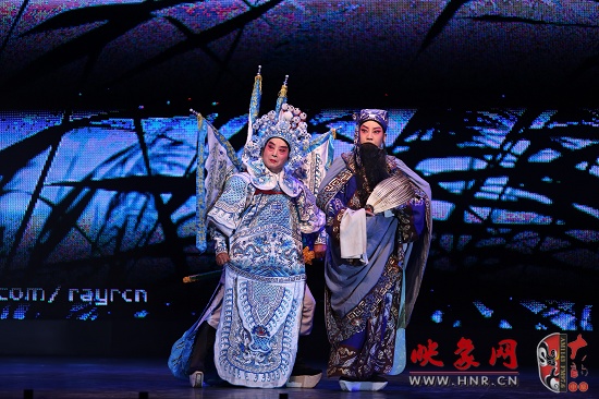 著名越调演员李娟（右）张根央（左）表演《诸葛亮吊孝》选段“长江水万里长”