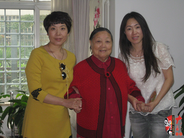 河南电台戏曲广播总监木子(左)、央视戏曲频道栏目总编李颖(右)与马金凤(中)合影 河南电台戏曲广播总监木子(左)、央视戏曲频道栏目总编李颖(右)与马金凤(中)合影