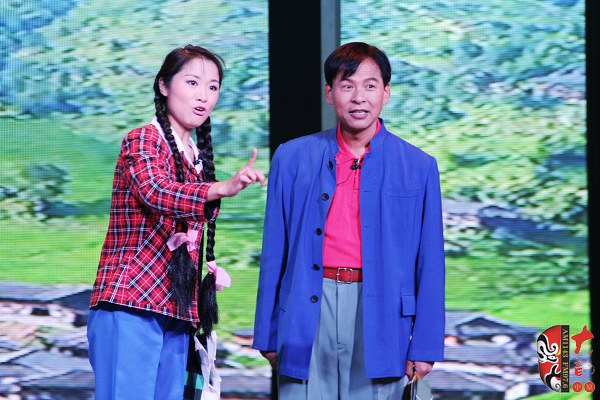 第二场，河南省豫剧三团优秀演员刘海功（右）饰栓保，安阳市票友景永芳（左）饰银环