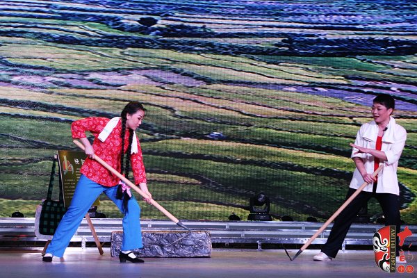 第四场，素雅青年豫剧团邢梦兰（左）饰银环，河南电台戏曲广播2013年度河南十大名票刘善全（右）饰栓保