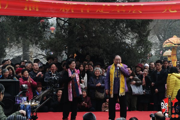 著名豫剧表演艺术家杨华瑞（左）、王善朴（右）合唱歌曲《天不下雨天不刮风天上有太阳》