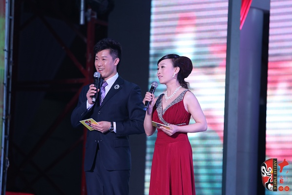 晚会主持人：河南电台戏曲广播副总监张彤（右）、《梨园星秀场》主持人池城（左）