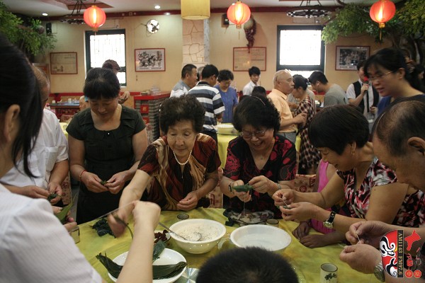 著名豫剧表演艺术家杨华瑞老师与戏迷一起包粽子