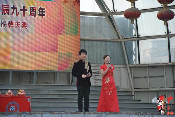 主持人：河南电台戏曲广播副总监张彤（右）、著名戏曲节目主持人、戏曲广播当家小生月阳（左）