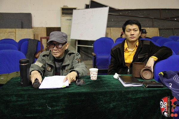 《医圣传奇》导演谢平安（左）、李杰（右）坐镇指挥