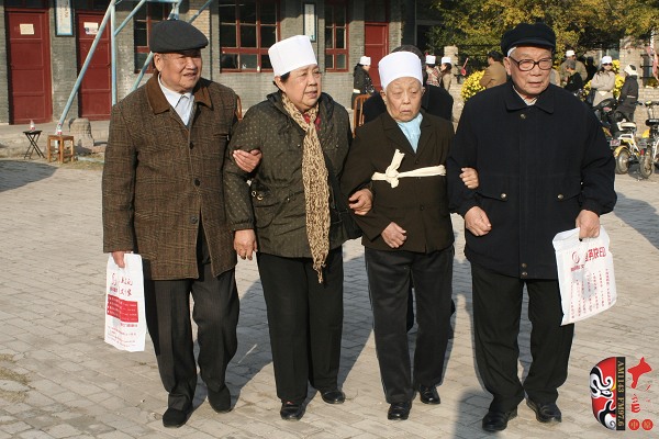 著名豫剧表演艺术家、“小生之帝”王素君（左二）、著名豫剧表演艺术家关灵凤（右二）