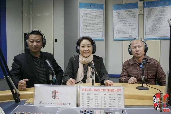 本次传统古装大戏《三哭殿》的辅导老师之一、著名越调演员李娟（中）及本次大戏的主要演员做客直播间