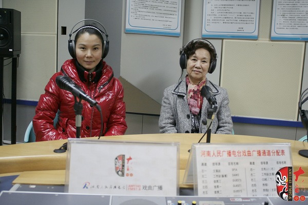著名豫剧表演艺术家牛淑贤（右）及爱徒吴素珍（左）做客直播间