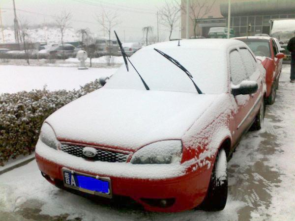 大雪天最好还是把雨刷器抬起来，这样可以防止被冻住