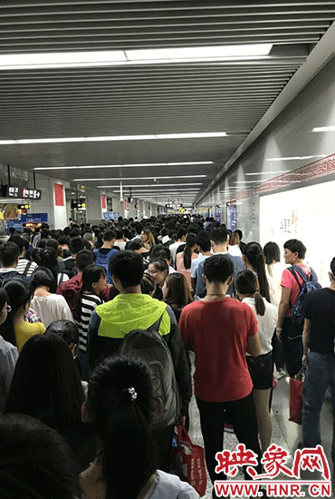 郑州地铁口安检拥挤