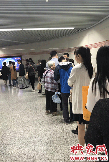 郑州地铁口安检排长龙