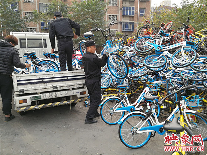 大学路执法中队院内堆满了被收缴的共享单车
