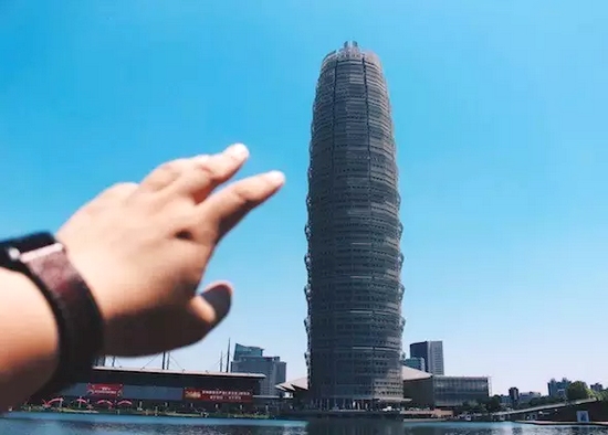 郑州的新高度，郑州会展宾馆，高280米。