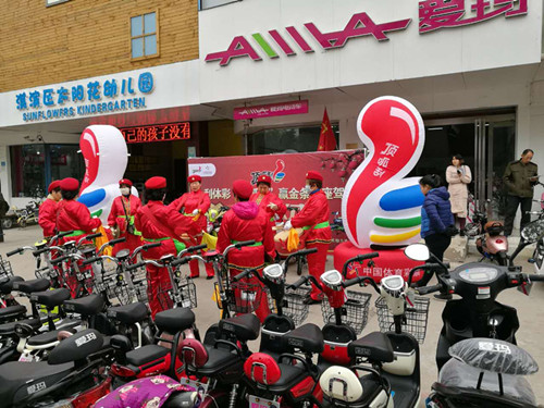 10月29日 河南体彩鹤壁分中心向获奖彩民颁发15辆电动车