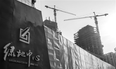 　　万科、碧桂园、绿地等房企1月业绩冲高。图为绿地旗下的“天价”楼盘绿地中心。 新华社记者 张宇 摄