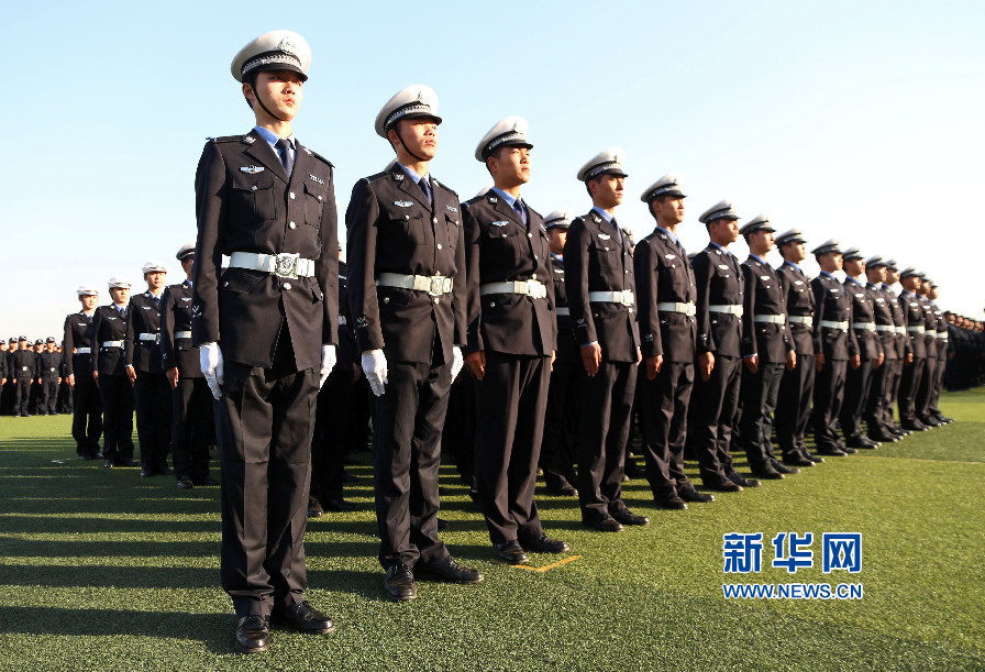 “准警察”们整齐笔直的站着