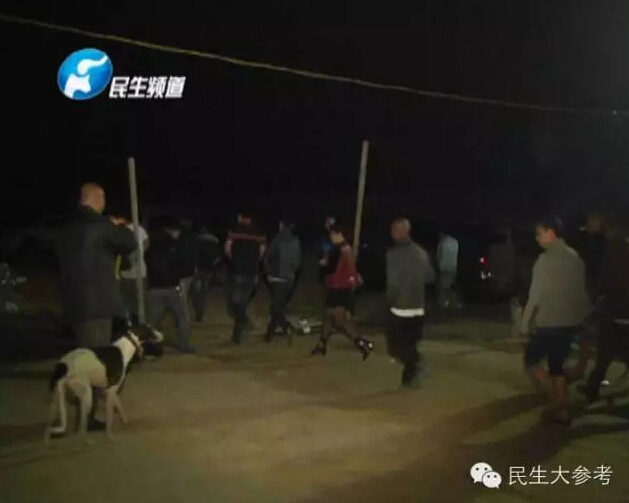看到民警到来后，场内参赌人员迅速逃离现场