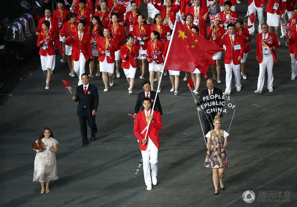 2012年7月27日，第三十届夏季奥林匹克运动会在英国伦敦开幕。图为中国代表团旗手易建联（前中）在开