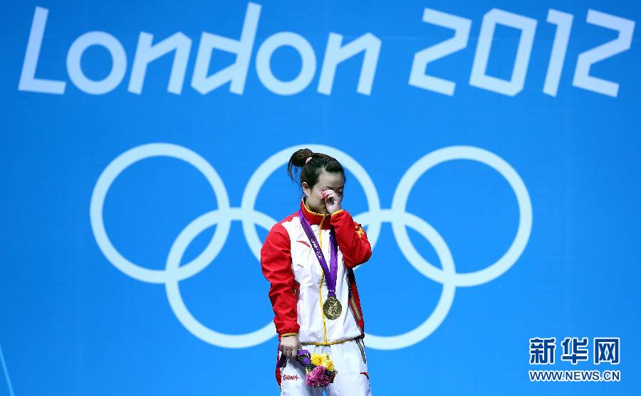 女子48公斤级颁奖仪式举行 王明娟展示金牌