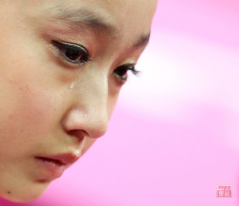 体操女团决赛美国夺金 中国无缘奖牌队员伤心落泪