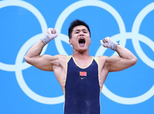 吕小军夺取男子举重77公斤级金牌