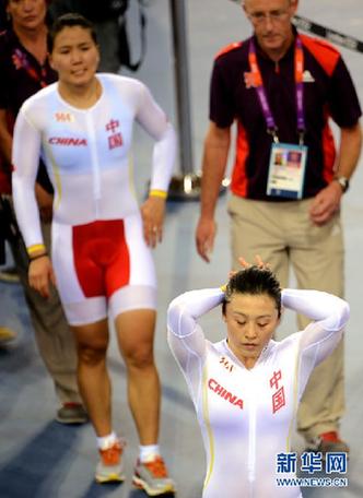 2012年8月2日 ，中国队选手郭爽（前）和宫金杰离开赛场。